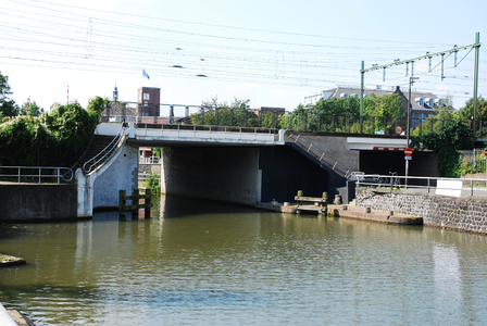 900111 Gezicht op de spoorbrug over de Vaartsche Rijn te Utrecht.